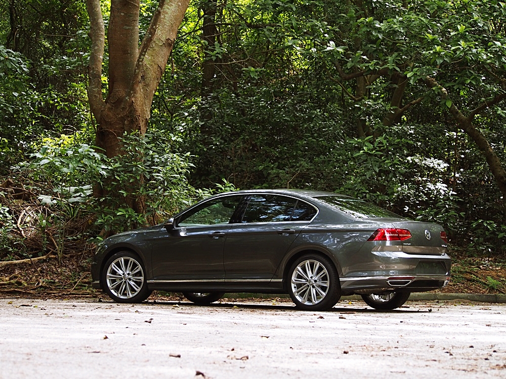 2015 Volkswagen Passat R-Line