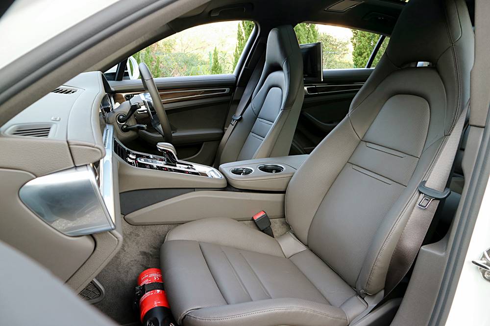 一缸油有排用 Porsche Panamera 4 e-hybrid Executive