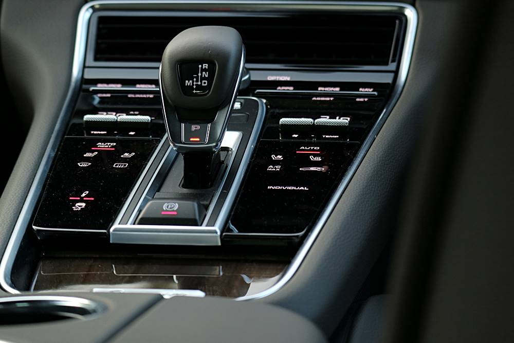 一缸油有排用 Porsche Panamera 4 e-hybrid Executive