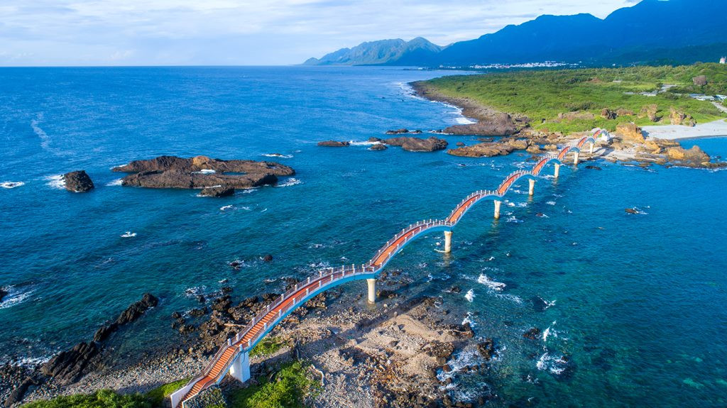 位於三仙台風八拱跨海步橋，是東海岸極為著名的地標。