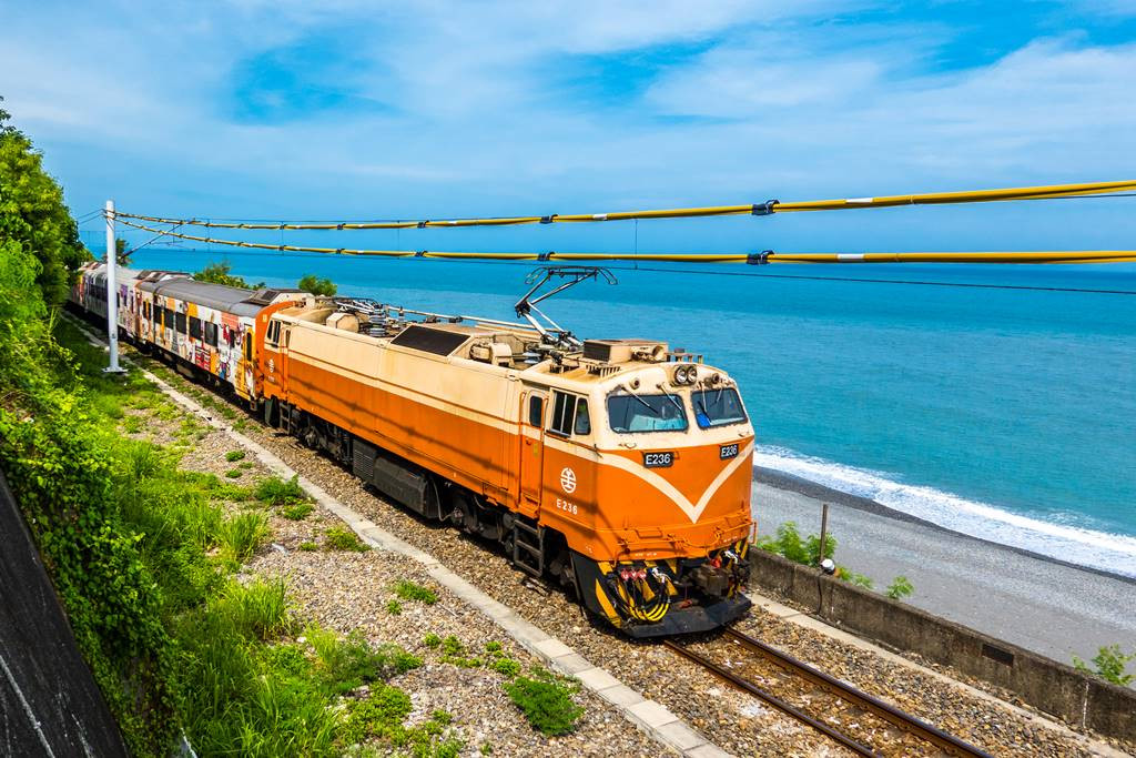位於台東縣太麻里的多良火車站，被譽為「全台灣最美車站」，因為可欣賞一覽無遺的太平洋海景。