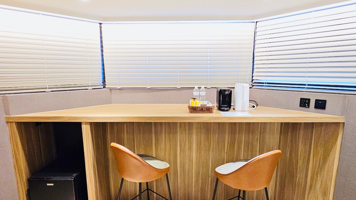 呢個吧台位出奇地好用，空間夠而且四正，唔驚拎漏嘢。 膠囊咖啡機都係誠意之舉。