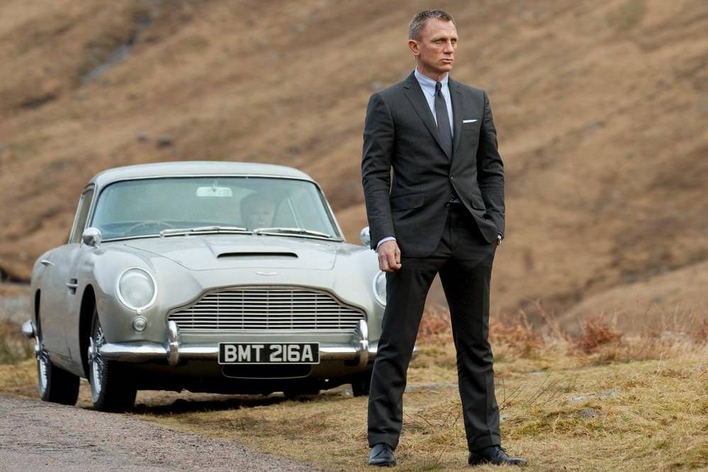 在《007：生死有時》中，丹尼爾基克 Daniel Craig 仍然有駕駛DB5，而且裝有重型機關槍。