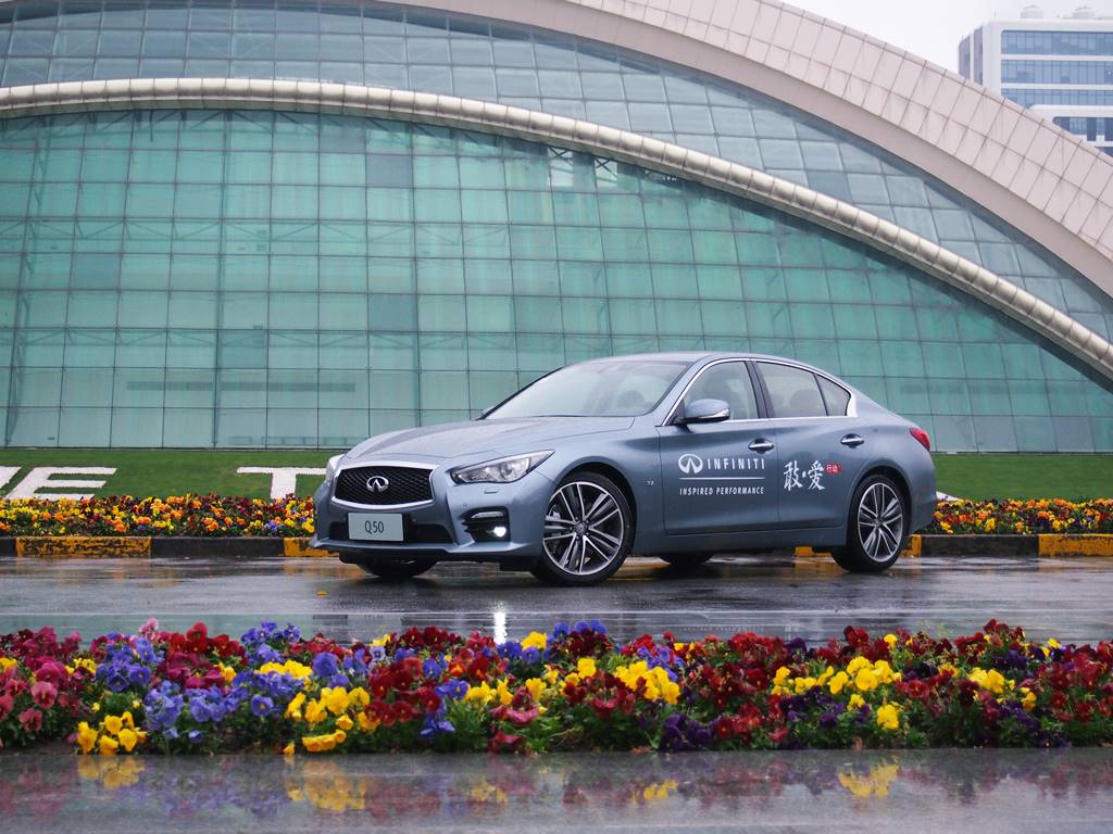 外形採用波浪線條，分布在車身側面上下位置，營造力量感覺。