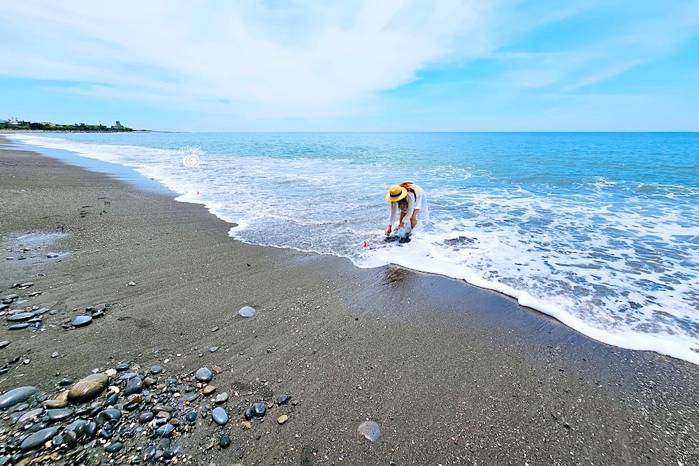 大家睇吓沙灘上D石仔，陣間再望吓浪花蟹真身，就會明白點解話佢係超強偽裝術