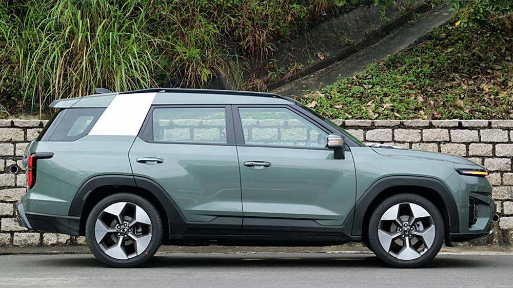 安全輔助系統包括 BSW 盲點警示、LCW變換車道警示、LKA車道維持及 RCTA 後方車流警示等。