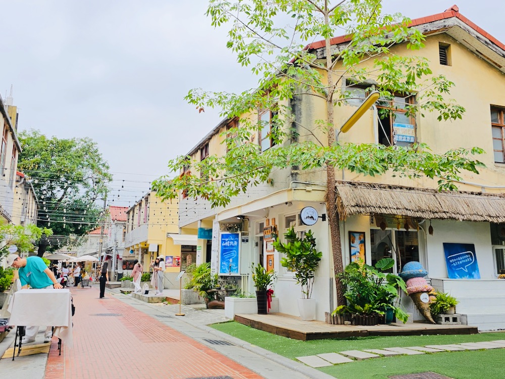 審計新村，相中只係其中一條街道嘅模樣，假日呢度人流如鯽熱鬧非常。