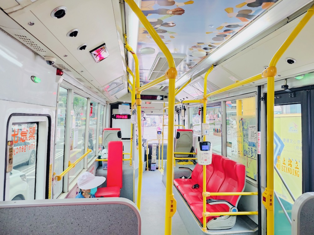 巴士係另一個推薦的公眾交通工具，班次多路線多，覆蓋範圍夠廣。