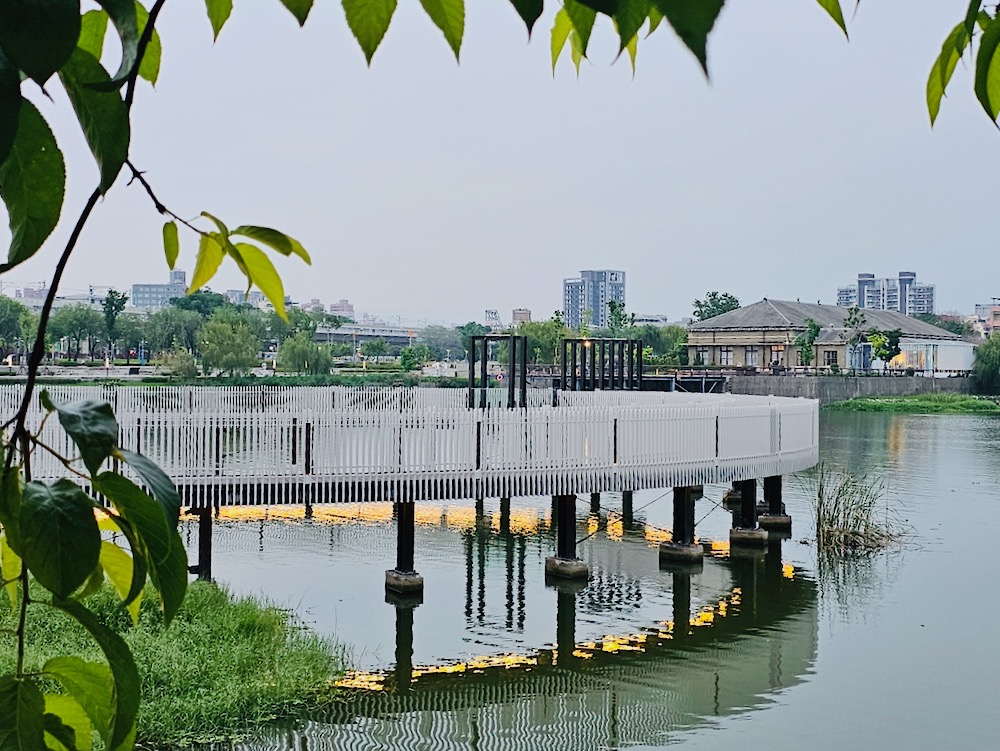 帝國糖廠係比較新、但歷史悠遠值得細看的景點。 百年建築內有兩間食肆仲有好多古老物件可賞可買。