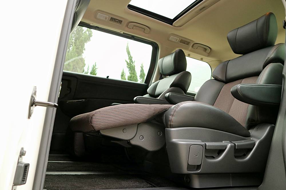 慳得豪爽 Nissan Elgrand 250 Highway Star AVM Plus