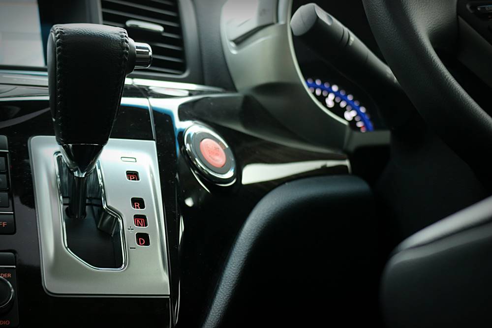 慳得豪爽 Nissan Elgrand 250 Highway Star AVM Plus