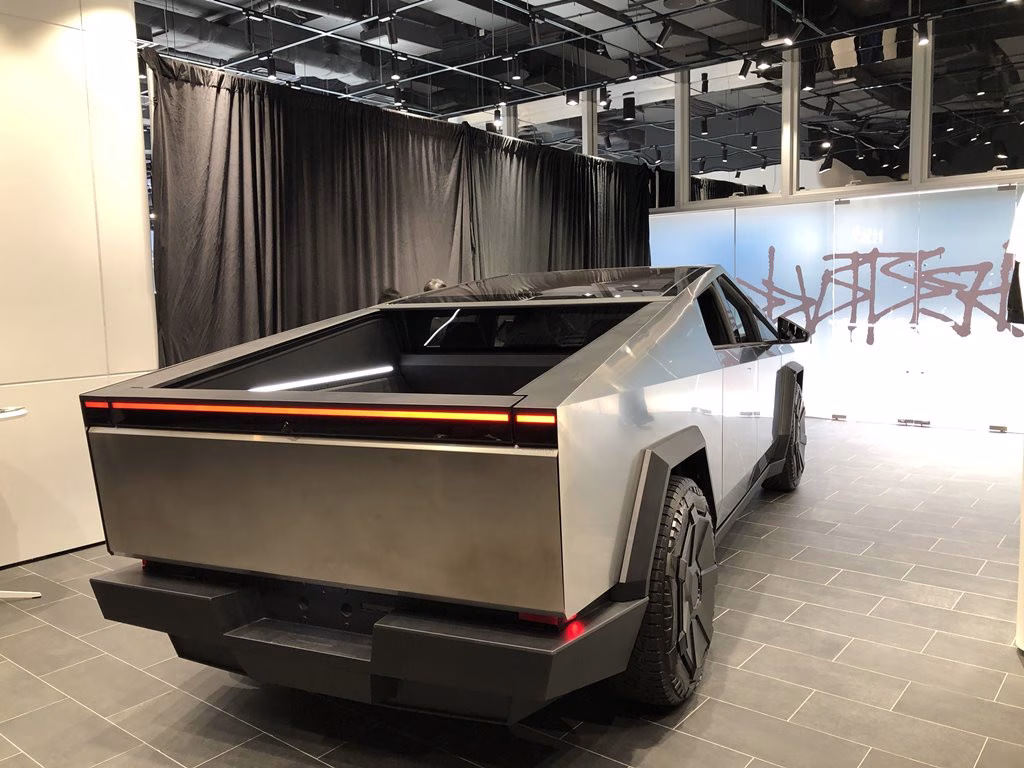 成一直線的平面設計，也由車廂頂的尖角延伸至車尾，也是減少風阻的設計。