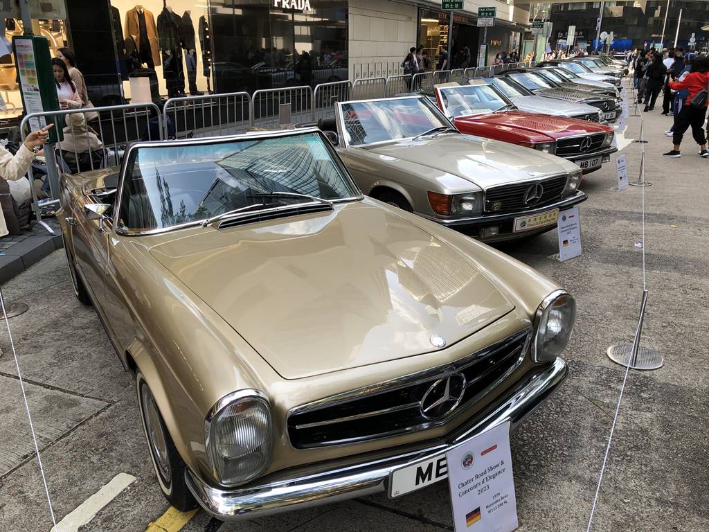 排在最前係1970 Mercedes-Benz W113 280SL