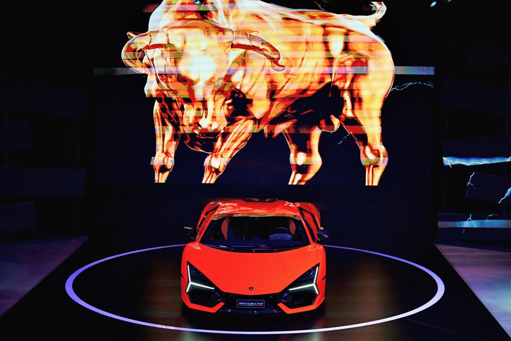 插電狂牛 Lamborghini Revuelto