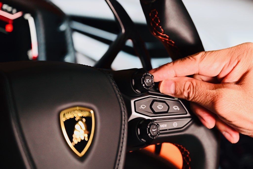 插電狂牛 Lamborghini Revuelto