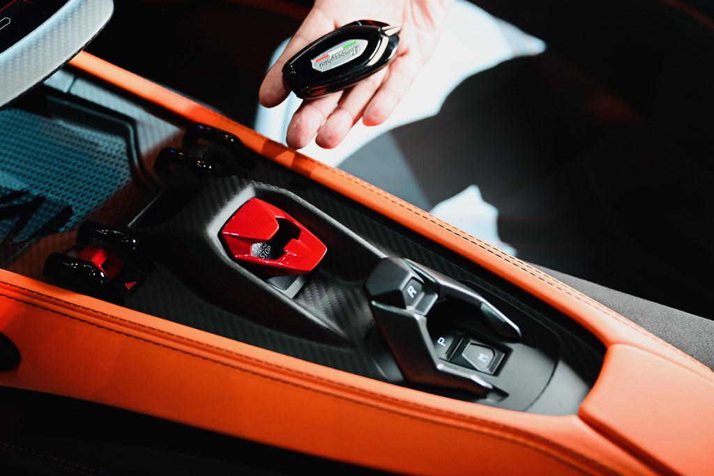 插電狂牛 Lamborghini Revuelto