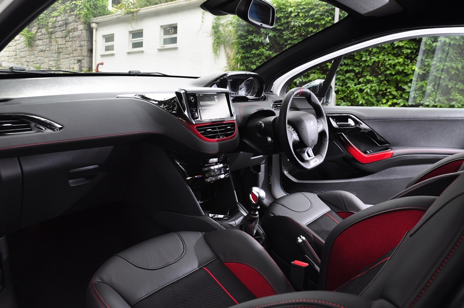 新彎王 - Peugeot 208 GTi