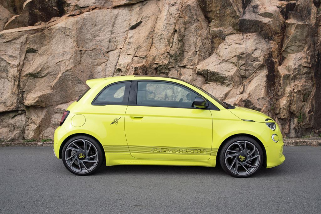 標準的Abarth 500e採用17吋呔軨，我們試駕的Abarth 500e Turismo則採用18吋合金軨配Bridgestone Potenza Sport輪胎。