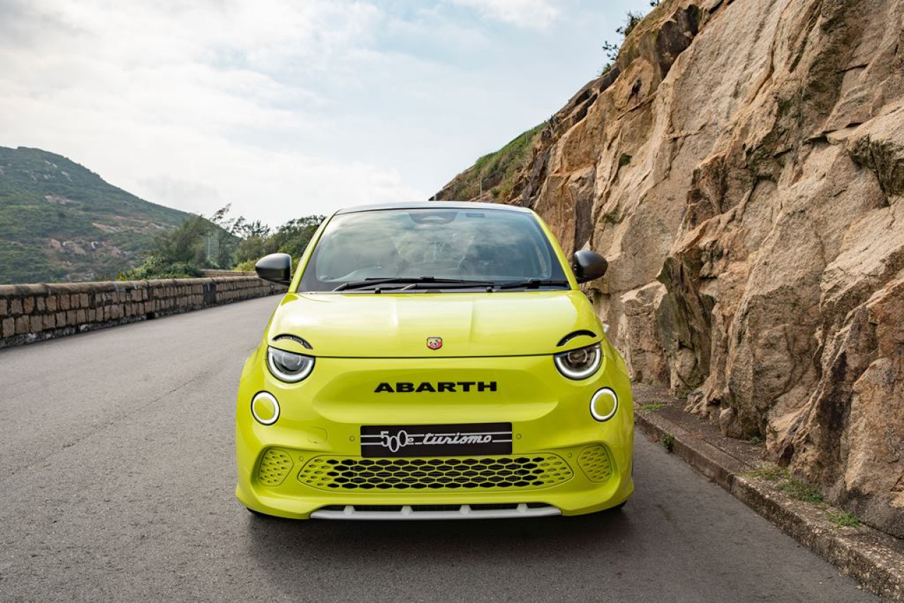 相對於汽油引擎的Abarth 695，Abarth 500e在Balocco的Misto Alfa Handling跑道上同時起步比較，Abarth 500e較 695快了1秒以上。