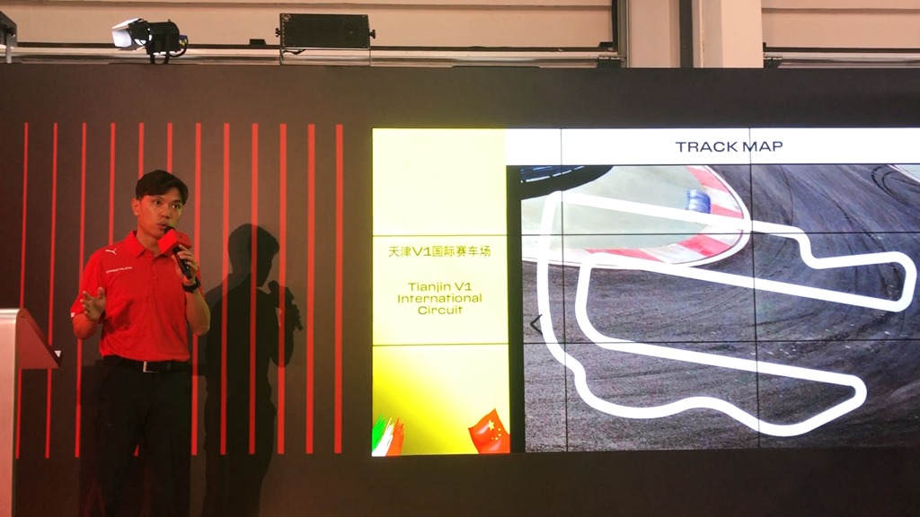 <strong>落場試車前，由香港車手甄卓偉講解賽道及駕駛注意事項。</strong>