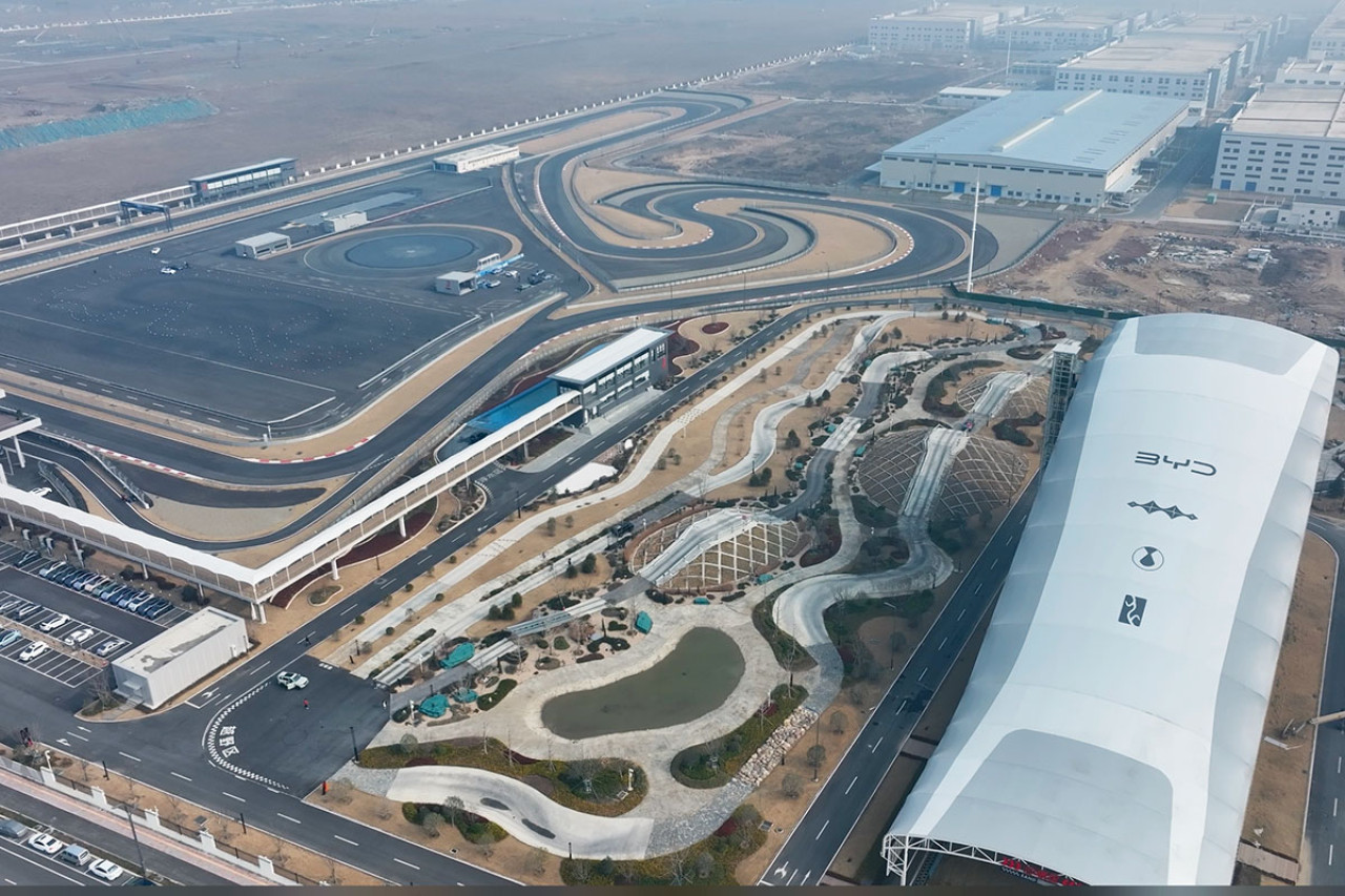 落場體驗比亞迪U9賽道奔馳