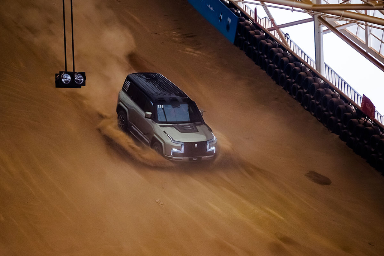 落場體驗比亞迪U9賽道奔馳