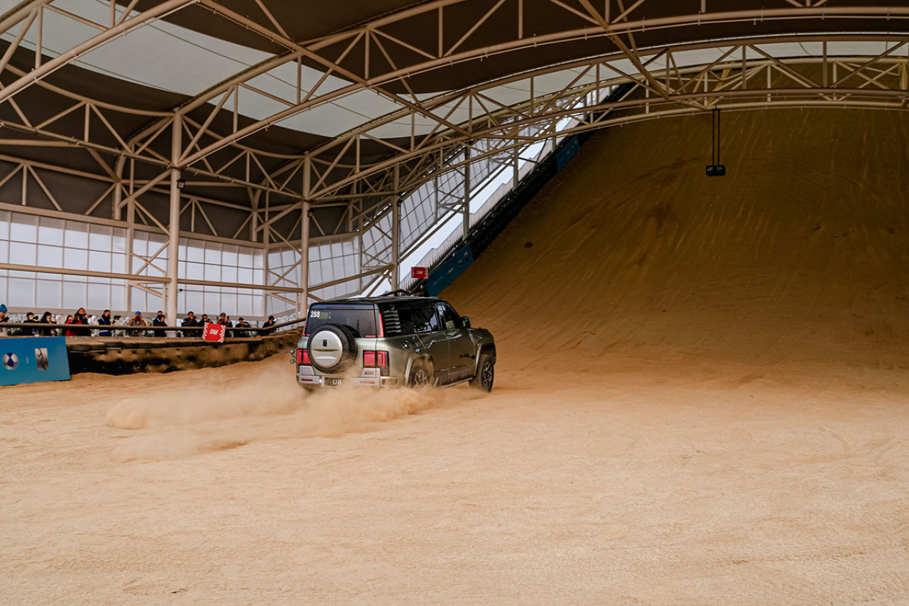 落場體驗比亞迪U9賽道奔馳