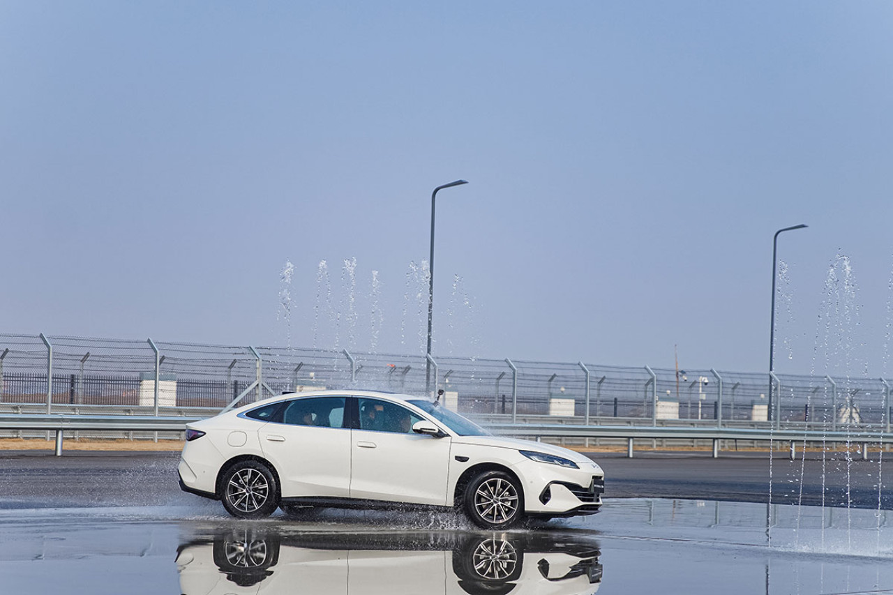 落場體驗比亞迪U9賽道奔馳