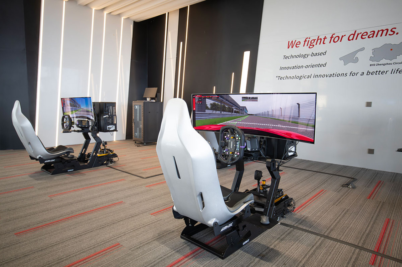 落場體驗比亞迪U9賽道奔馳