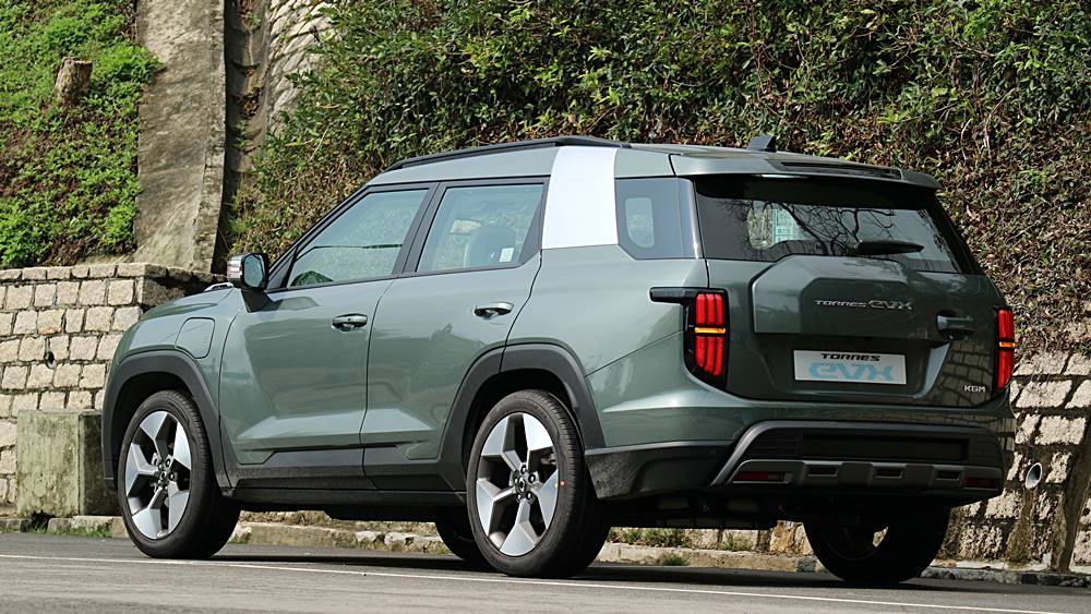 行李艙門採用了仿後備輪胎保護蓋的設計，以增強粗獷味。