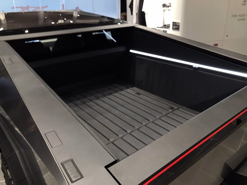 裝甲農夫車 Tesla Cybertruck