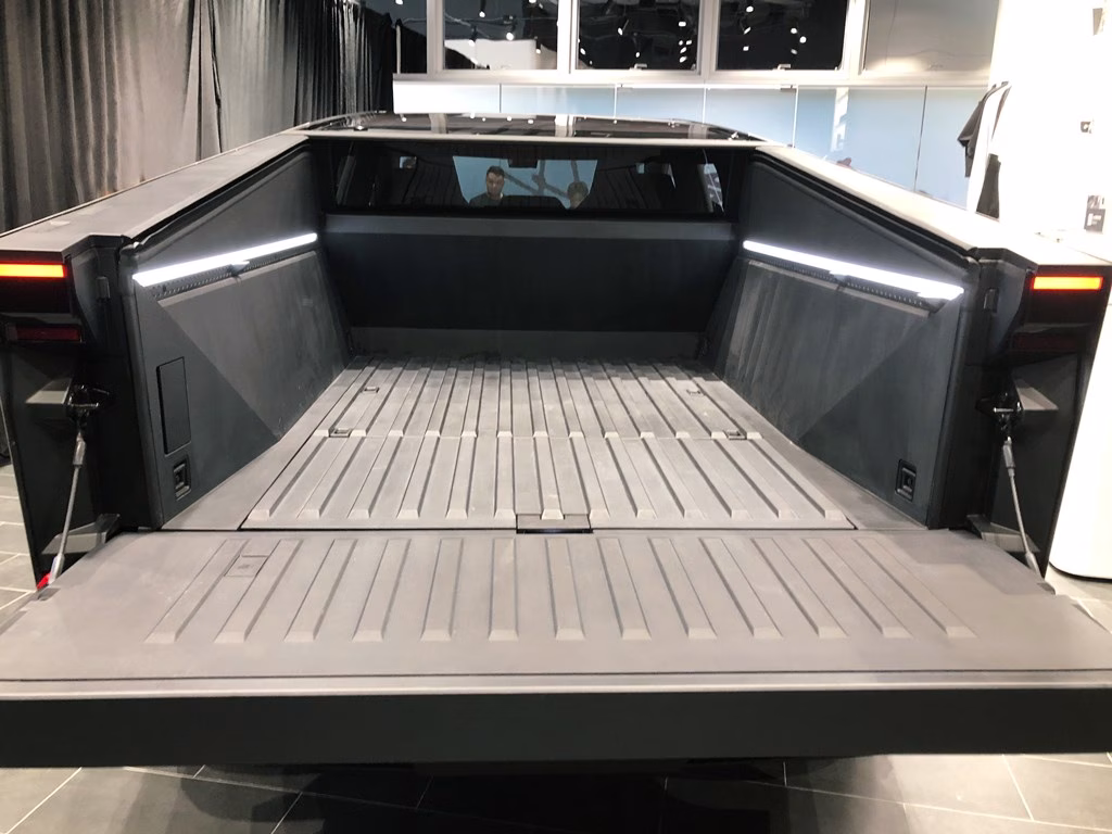 裝甲農夫車 Tesla Cybertruck