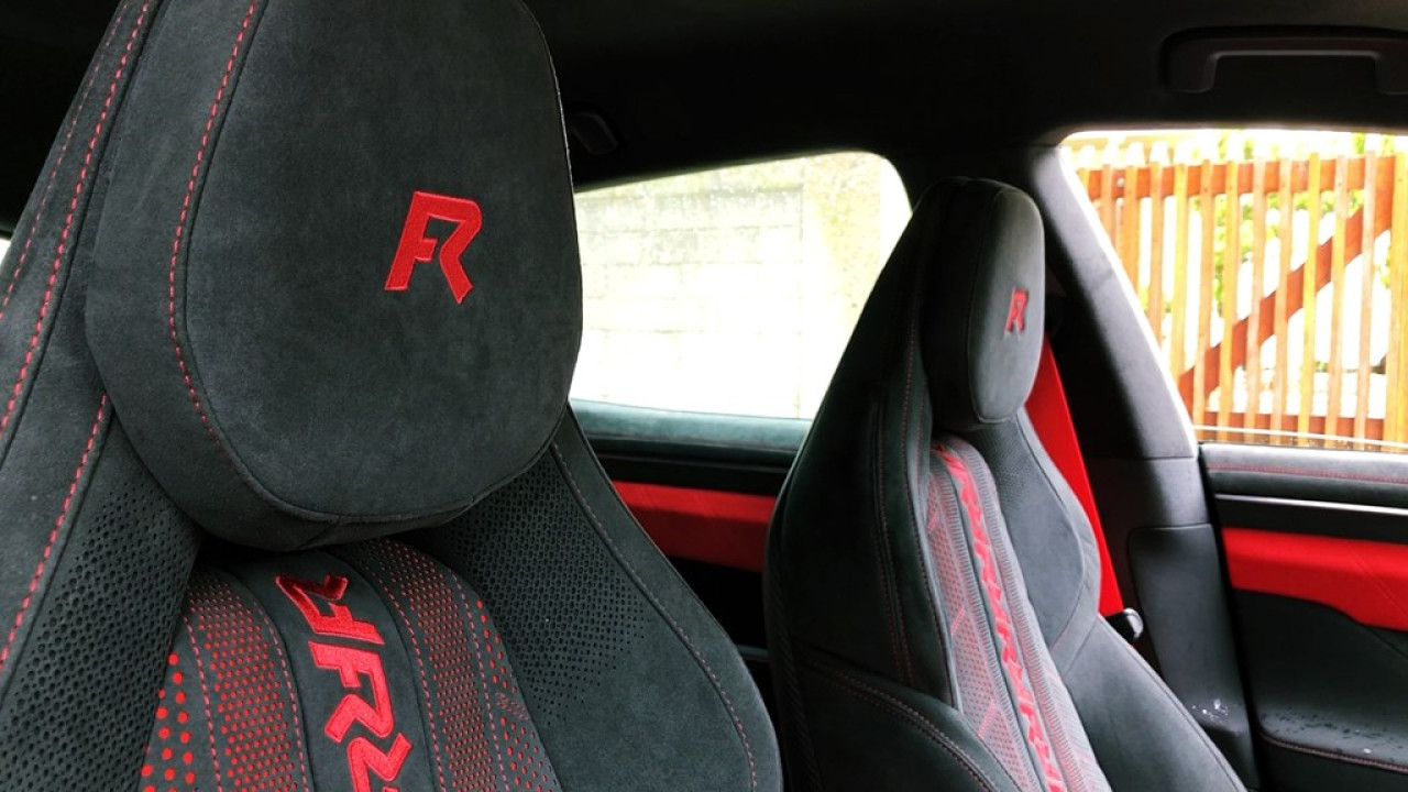 車廂又大量採用紅色元素。