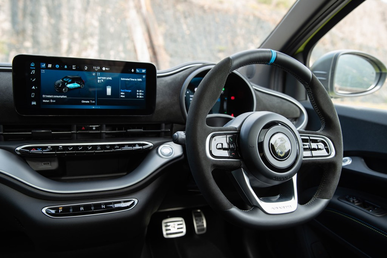 車廂陳設精緻，除了軚盤有賽車化的alcantara皮革外，儀表台亦有alcantara皮革。