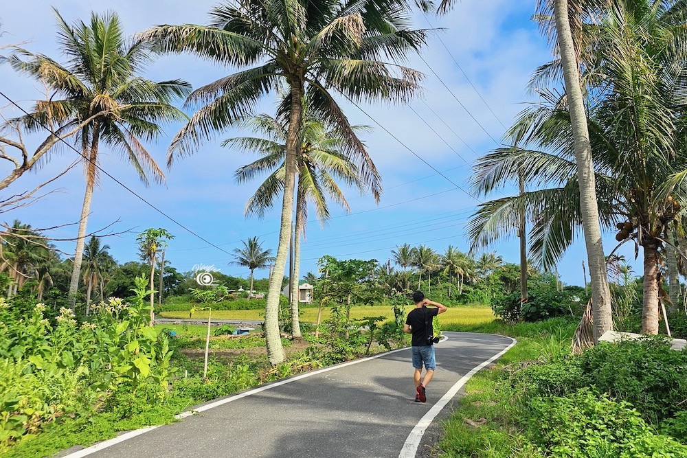 通往沙灘嘅小路好寫意，不知不覺就行完10～15分鐘嘅路程