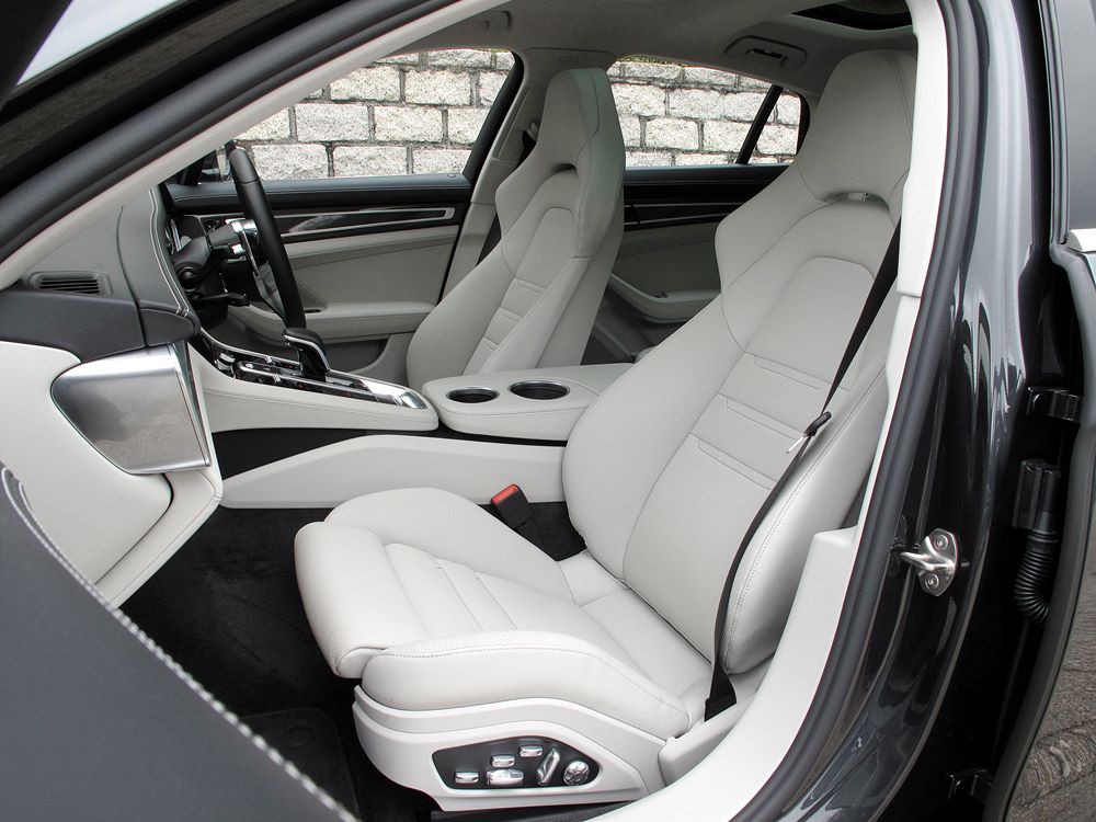 進化 Porsche Panamera 4S