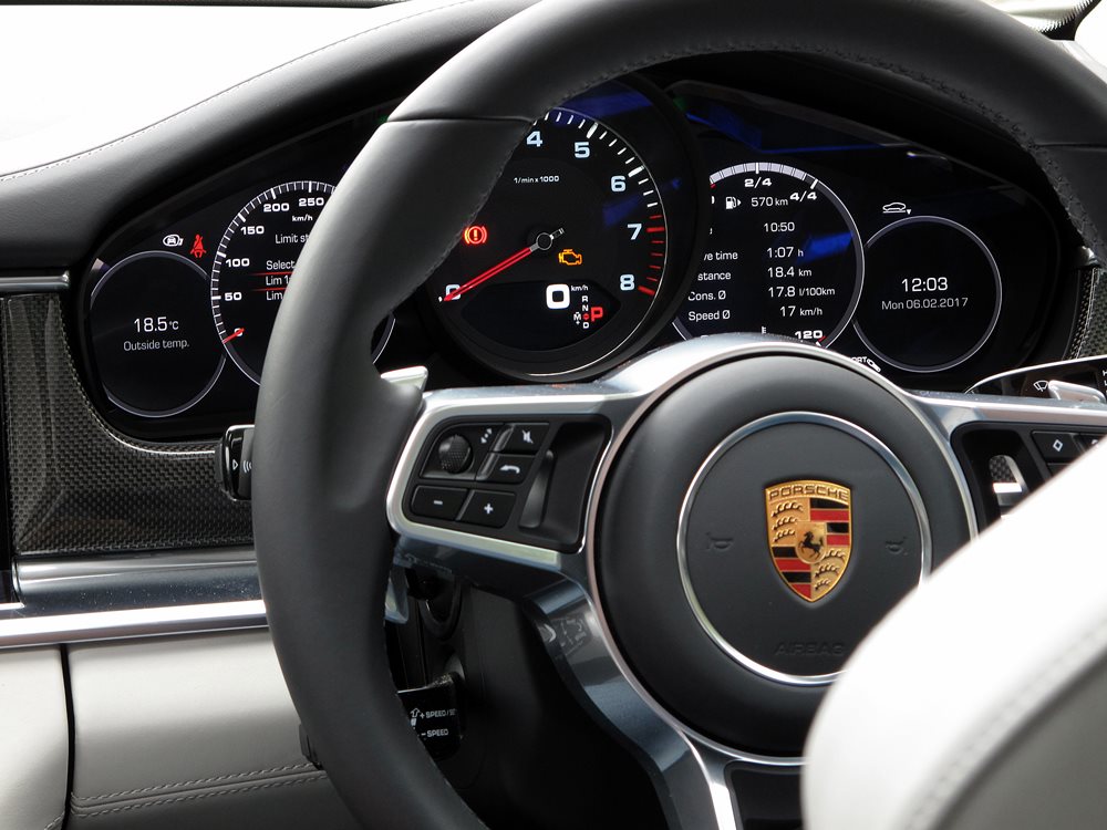 進化 Porsche Panamera 4S