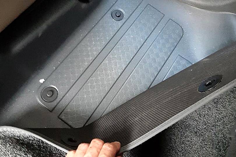 長測報告 Land Rover Defender 110 P400 SE 7S