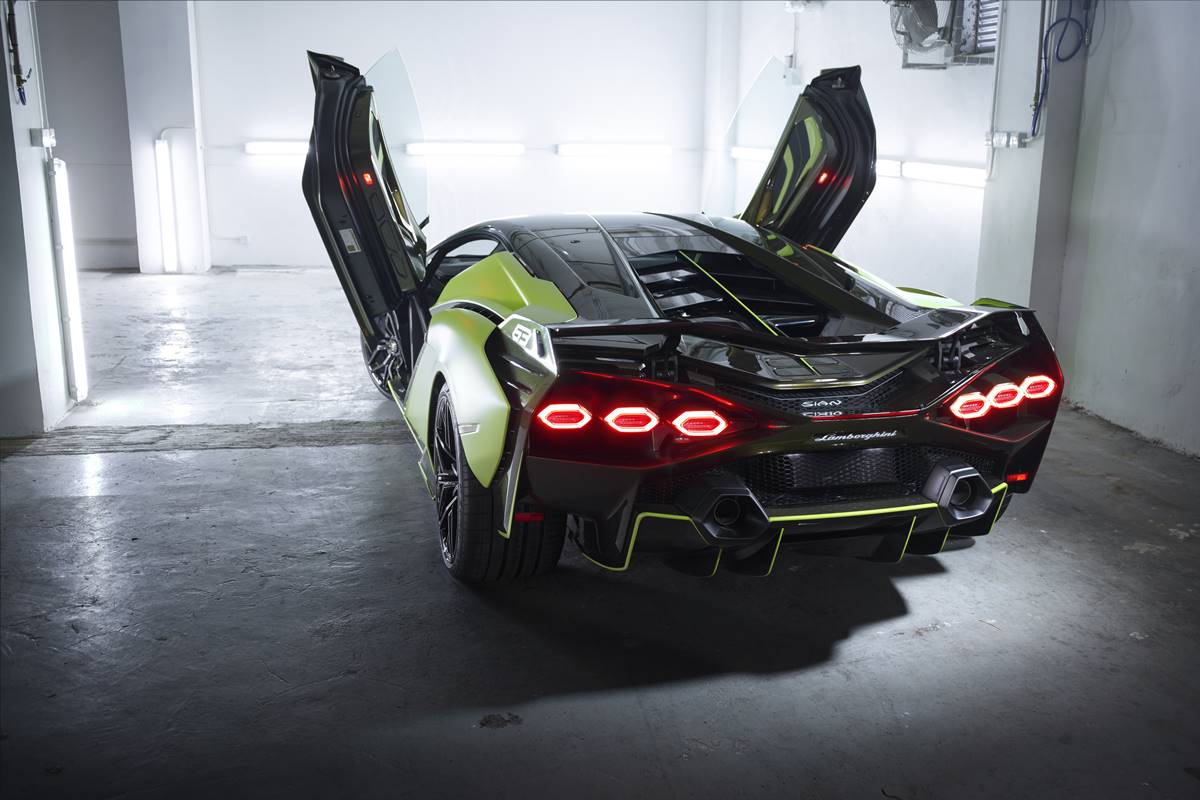 限量版林寶堅尼Sián抵港交車