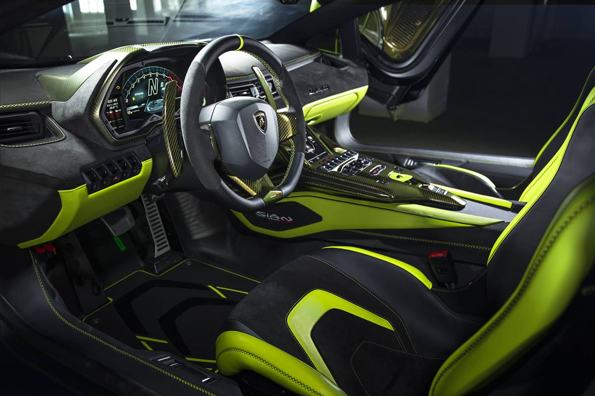 限量版林寶堅尼Sián抵港交車