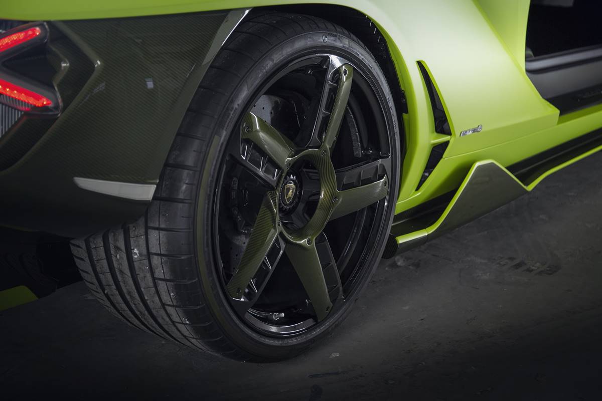 限量版林寶堅尼Sián抵港交車