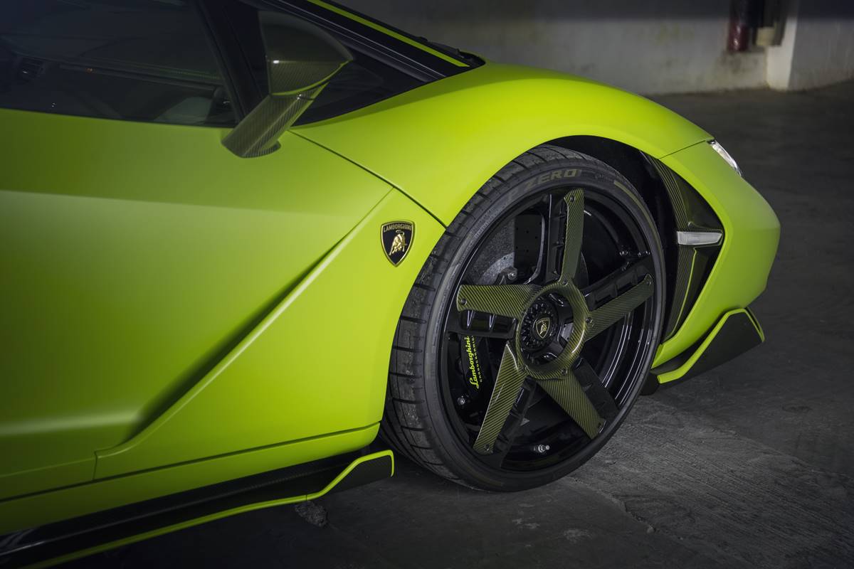 限量版林寶堅尼Sián抵港交車