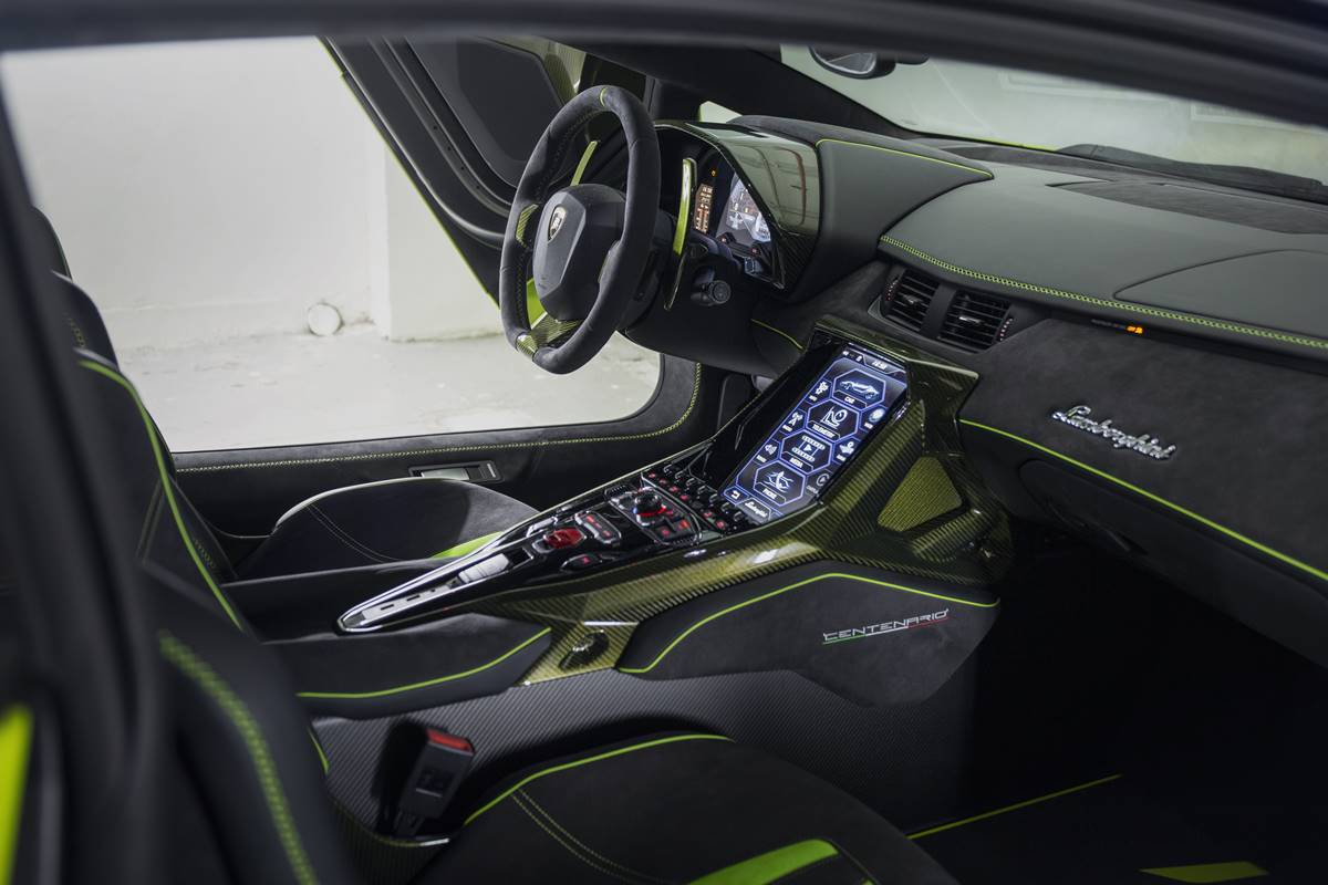 限量版林寶堅尼Sián抵港交車