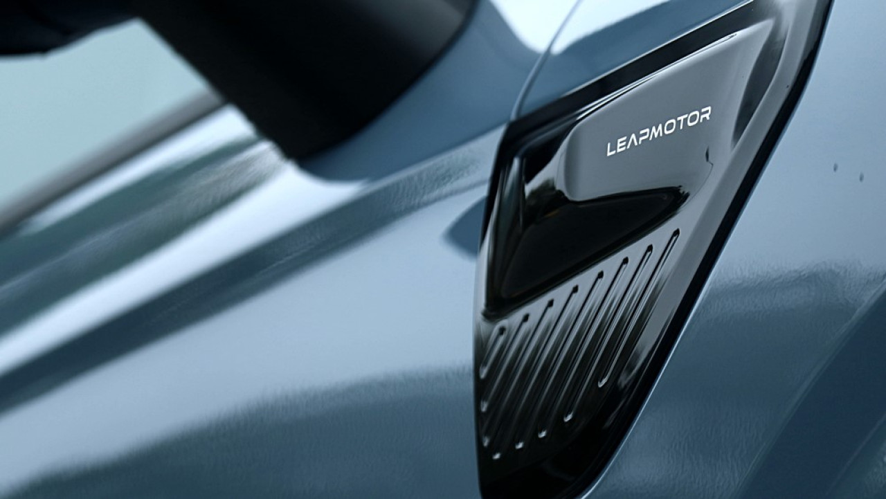 除了NFC卡片鑰匙之外，還可透過手機App控制車門上鎖或解鎖，亦可預先開啟冷氣和監察充電情況。