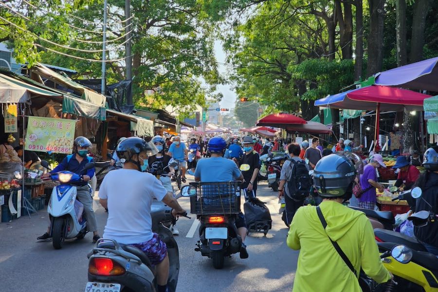 露天的舊建國市場，就在台中火車站旁邊，有超過100個攤檔，係好多當地人買餸買生果的地方。