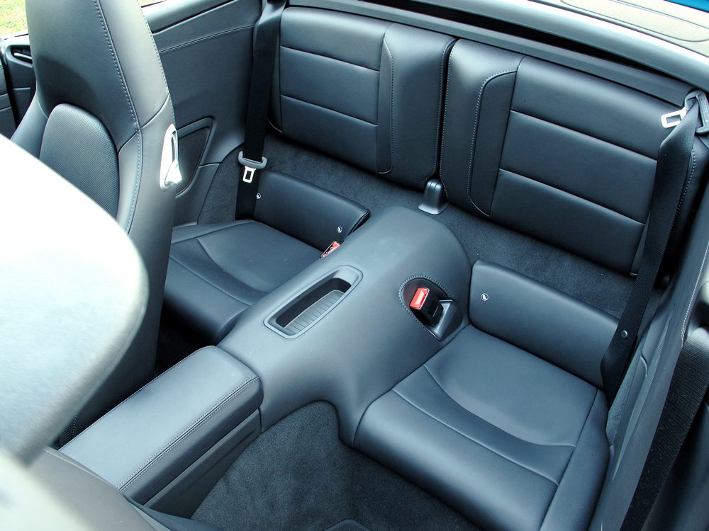 鬧巿中的邁亞美藍蝶 Porsche 911 Carrera 4S Cabriolet