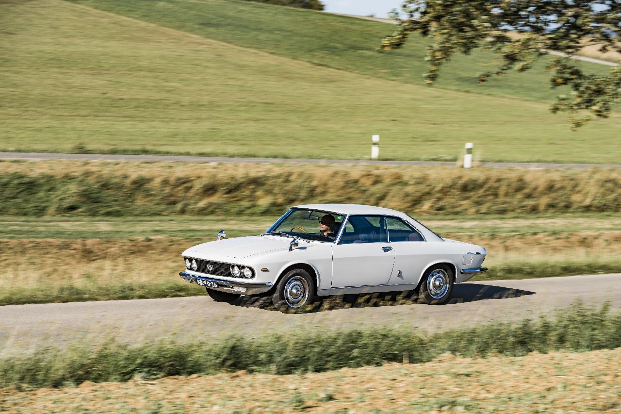 1969年10月，搭載兩副655cc全新轉子引擎的Luce Rotary Coupe正式發售。