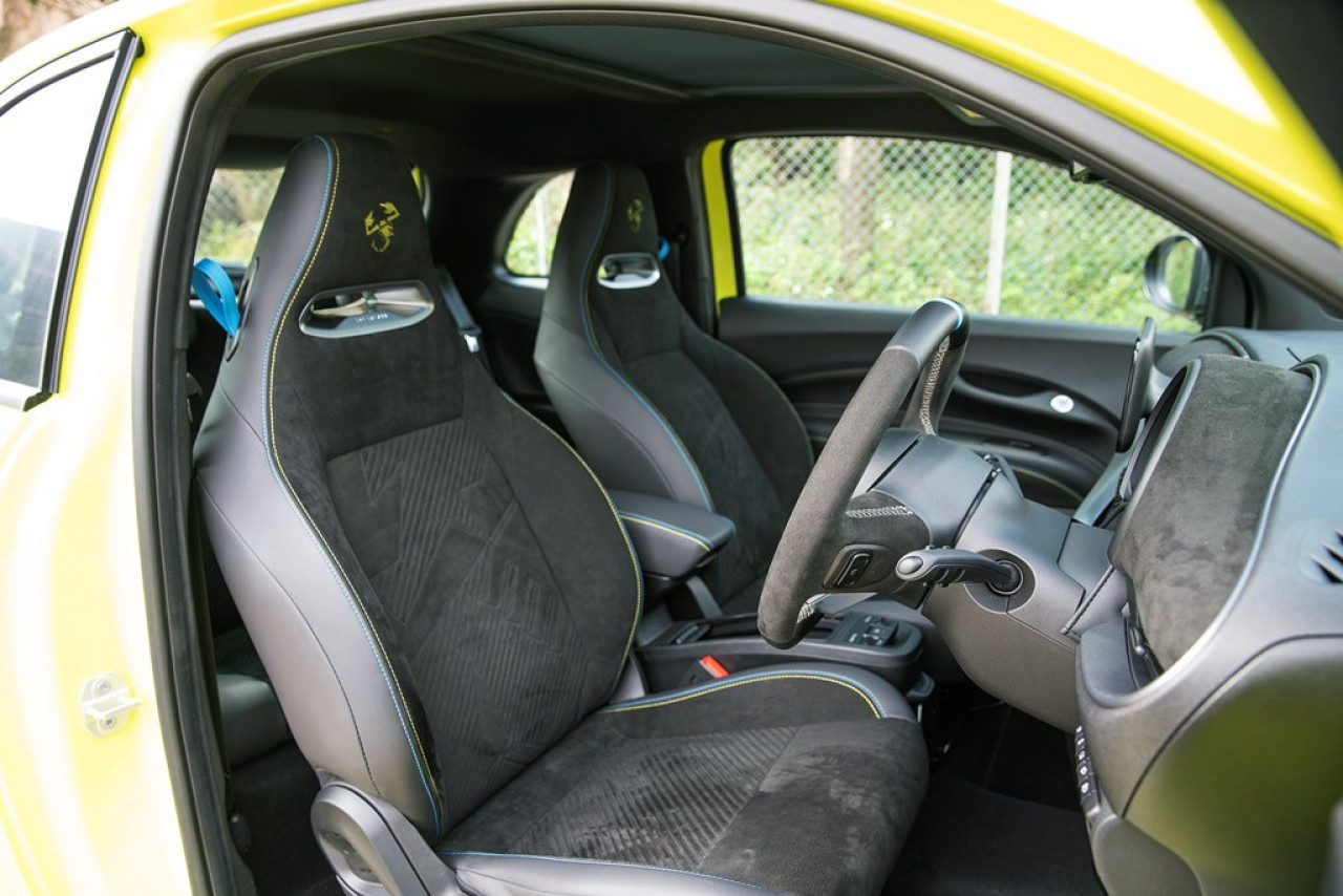 Abarth的蠍子標誌源於賽車，車身內外都有不少蠍子之外，前座配跑車化桶椅，座椅又用上更精緻的雙色雙縫線設計。