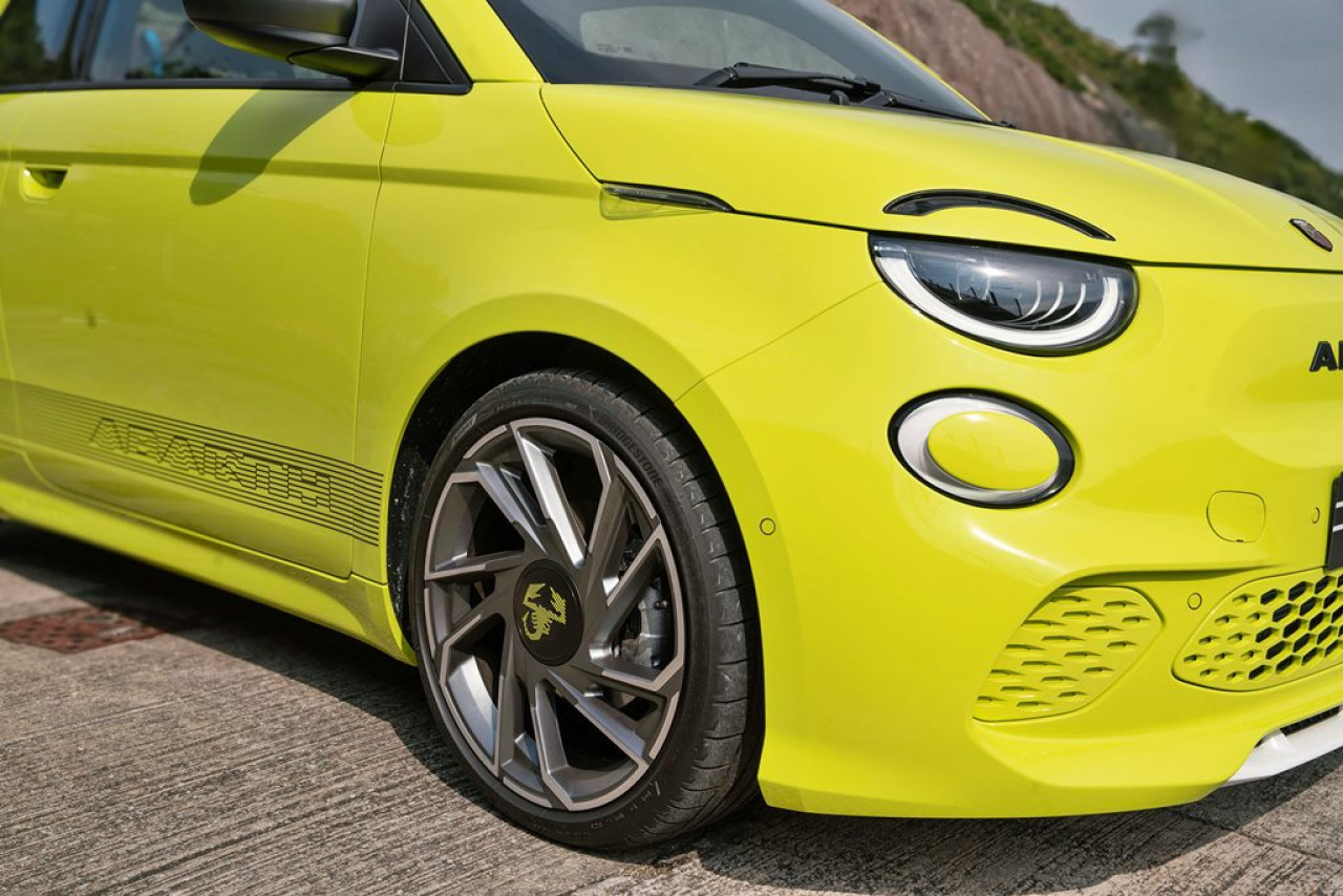 Abarth 500e 配備85 kW快速充電系統，只需5分鐘以下就可以有40km的城市行車距離，35分鐘即可將電量充至 80%。