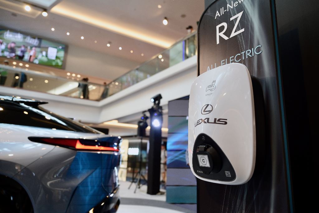 Lexus RZ450e